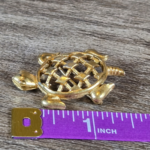 Vintage Estate Trifari Turtle Brooch Pin Gold Tone Latice Pattern Shell Retro - Picture 9 of 10